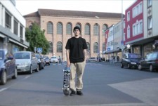 Der Regisseur Alex Schmitz vor der Konstantin-Basilika, die auch ein beliebter Treffpunkt für Skater ist. Foto: Still aus "Agenda 2012"