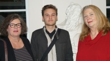 Manfred Michel (FSG), Hauptgewinner der diesjährigen Abi-Preis-Verleihung, nahm im Rahmen der Vernissage der Künstlerin Hiltrud Faßbender von der neuen GB-Kunst-Vorsitzenden Katharina Worring und der Leiterin der Europäischen Kunstakademie Dr. Gabriele Lohberg die Glückwünsche entgegen. Foto: privat