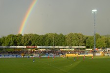 Ein Regenbogen sorgte in der zweiten Halbzeit zwischen Eintracht Trier und Kickers Offenbach für Kurzweil. Foto: Christian Jöricke
