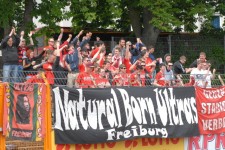 Die Freiburger Fans bejubeln den Ausgleichstreffer. Ihr Team blieb durch den 4:1-Sieg auf einem Playoff-Platz. Foto: Christian Jöricke