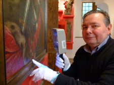 Der Restaurator Dimitri Bartashevich bei der Arbeit. Foto: Stadtmuseum Simeonstift