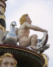 Der Petrusbrunnen erhielt vor wenigen Monaten einen neuen Anstrich. Foto: privat
