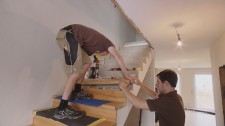 Matthias Gorgeneck und Matthias Franzen bauen eine Treppe ein. Quelle: Imago-TV