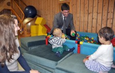 Eine bedarfsgerechte Kinderbetreuung ist eine der Grundlagen für eine familiengerechte Hochschule. Hier besucht Universitätspräsident Prof. Dr. Michael Jäckel den Flohzirkus, in dem Studierende ihre Kinder gegenseitig betreuen. Die Universität stellt Räume, Ausstattung und Spielplatz zur Verfügung, übernimmt die laufenden Betriebskosten und kümmert sich um Wartung und Erhalt der Infrastruktur. Foto: Universität Trier