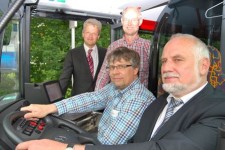 Frank Birkhäuer, Direktor der Stadtwerke-Verkehrs GmbH , und der Geschäftsführer im Studiwerk Trier , Andreas Wagner (vorne v.r.n.l.), haben sich darauf geeinigt, das Busangebot zur Hochschule am Schneidershof auszubauen. Darüber freuen sich auch  Axel Kihm (Verwaltungsratsvorsitzender Studiwerk Trier ) und Andreas Künkler (Vizepräsident Hochschule Trier). Foto: Studiwerk Trier