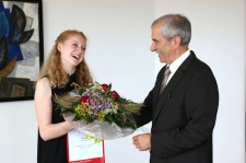 Der Vorstandsvorsitzende der Sparkasse Trier, Remigius Kühnen, gratuliert Lea Sobbe zu ihrem Stipendium. Foto: Sparkasse Trier