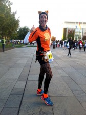 Melanie Zender läuft seit einigen Jahren Ultra-Distanzen, gemeinsam mit einer Freundin möchte sie nun einen Startplatz für den New-York-Marathon gewinnen. Als "Tiger-Lady" verkleidet macht sie auf die Abstimmung hierzu aufmerksam. Foto: privat.