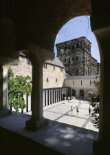 Brunnenhof, Stadtmuseum und Porta Nigra (vom Kreuzgang aus gesehen). © Stadtmuseum Simeonstift