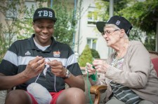 Vitalis Chikoko und sein "Strick-Coach“ Helga Israël aus der Seniorenresidenz am Zuckerberg. Foto: TBB Trier