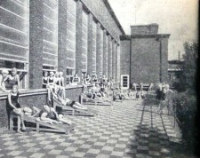Die Aufnahme aus dem Jahre 1932 zeigt das Luft- und Sonnenbad, das sich im Süden an die Schwimmhalle anschloss. Foto: Trierische Heimat