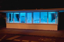 Die Wellen-Installation bei Nacht. Foto: Michelle Mißler