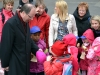 wallfahrtschaffrockbischofmitkindern1